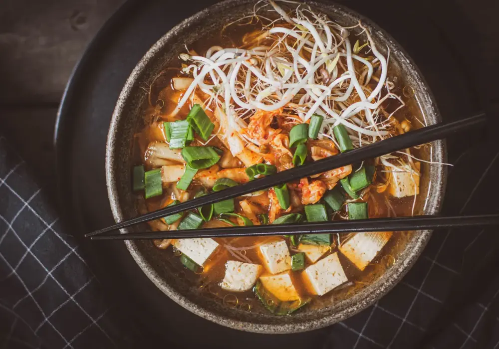 Jak przygotować zupę kim chi, która zachwyci smakiem i aromatem