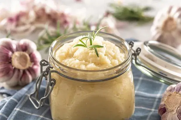 Jak zrobić oliwę z czosnkiem - prosty przepis na aromatyczny dodatek