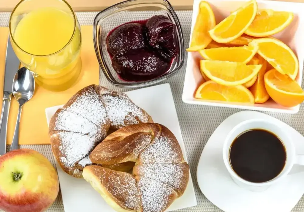 Śniadanie kontynentalne - Lekki poranek w hotelu i w domu