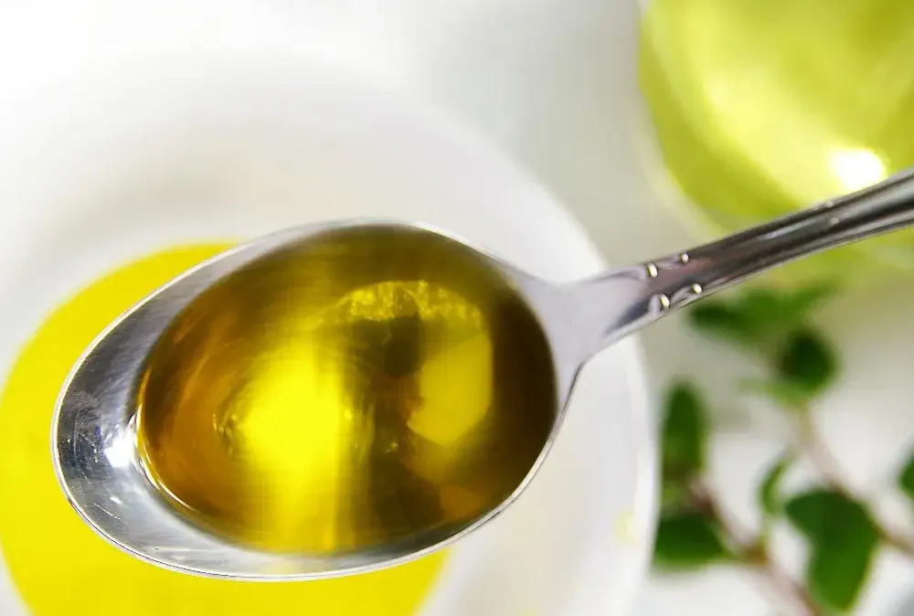 Czy oliwa z oliwek podnosi cholesterol? Odkryj prawdę o jej wpływie