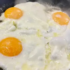 Jajka sadzone na patelni z płynnym żółtkiem i ściętym białkiem.