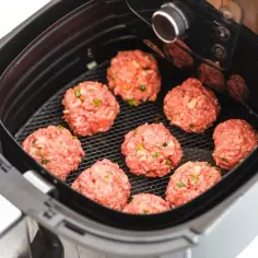 Pyszne klopsiki z mielonego mięsa w airfryerze. Idealne do szybkich obiadów, szukajcie airfryer przepisy po polsku!