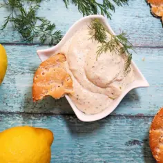 Kremowa pasta z łososia z koperkiem, podana z cytryną i chlebkiem. Idealna na przekąskę.