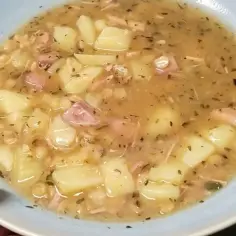 Ile kcal ma zupa grochowa? Sprawdź kaloryczność i skład!