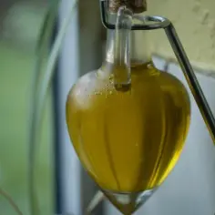 Oliwa w puszce czy butelce – co wybrać dla lepszego smaku?