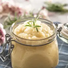 Jak zrobić oliwę z czosnkiem - prosty przepis na aromatyczny dodatek
