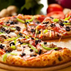 Gorąca pizza z ciągnącym serem, oliwkami i papryką na desce.