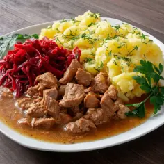 Gulasz z łopatki wieprzowej w sosie własnym, podany z purée ziemniaczanym i buraczkami. Pyszny, domowy obiad.