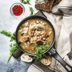 Pyszny krupnik z grzybami i mięsem, idealny na jesienne dni. Jaka kasza do krupniku? Pęczak nada mu głębi smaku.