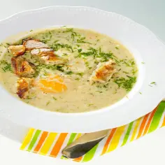 Zupa rybna przepis babci: kremowa, z jajkiem i grzankami, posypana koperkiem. Smak dzieciństwa!