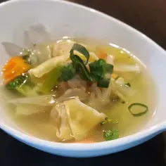Zupa wonton co to? Odkryj jej składniki i pyszne warianty