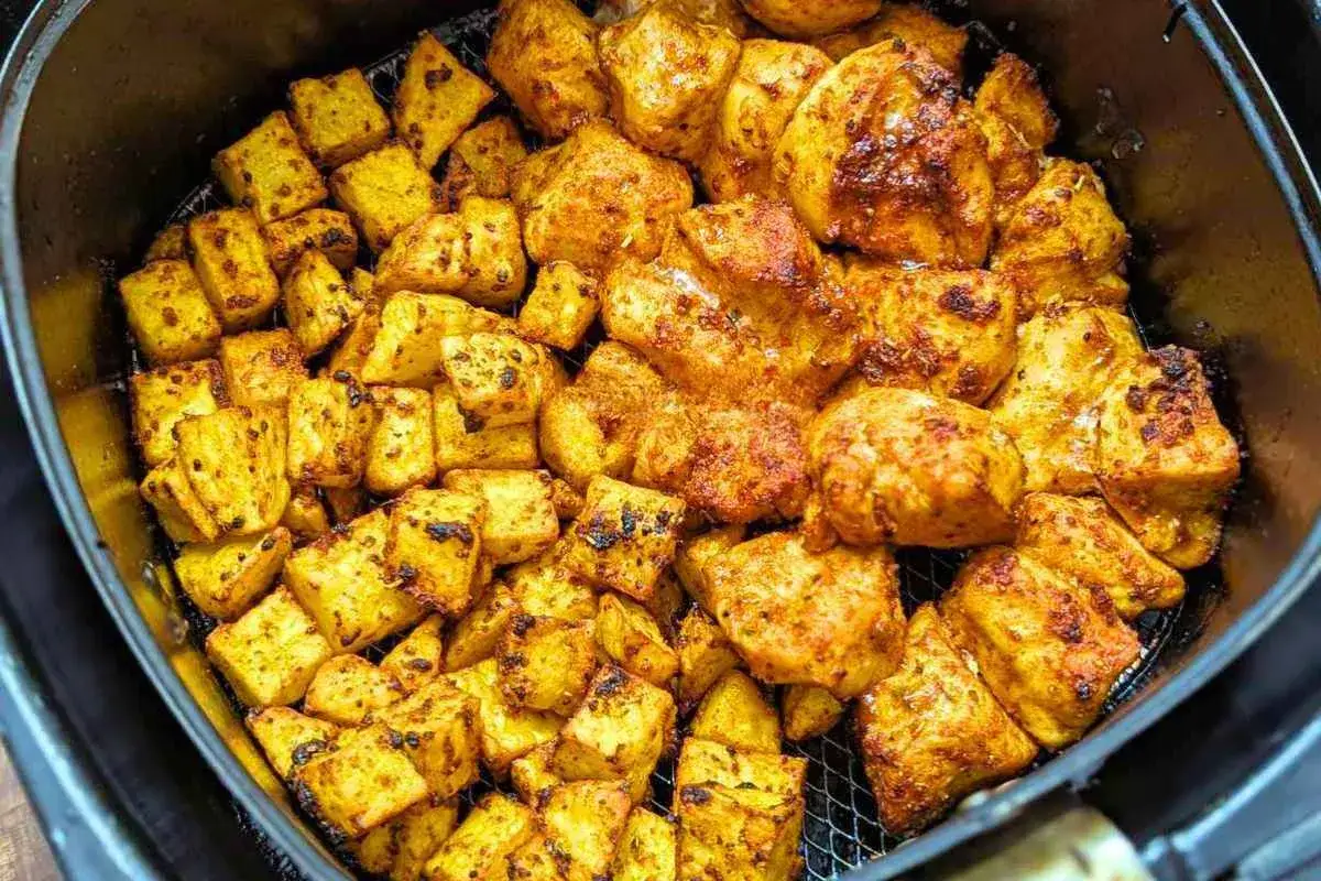 Chrupiące kawałki kurczaka i ziemniaków, idealne dania z airfryer, gotowe do podania.