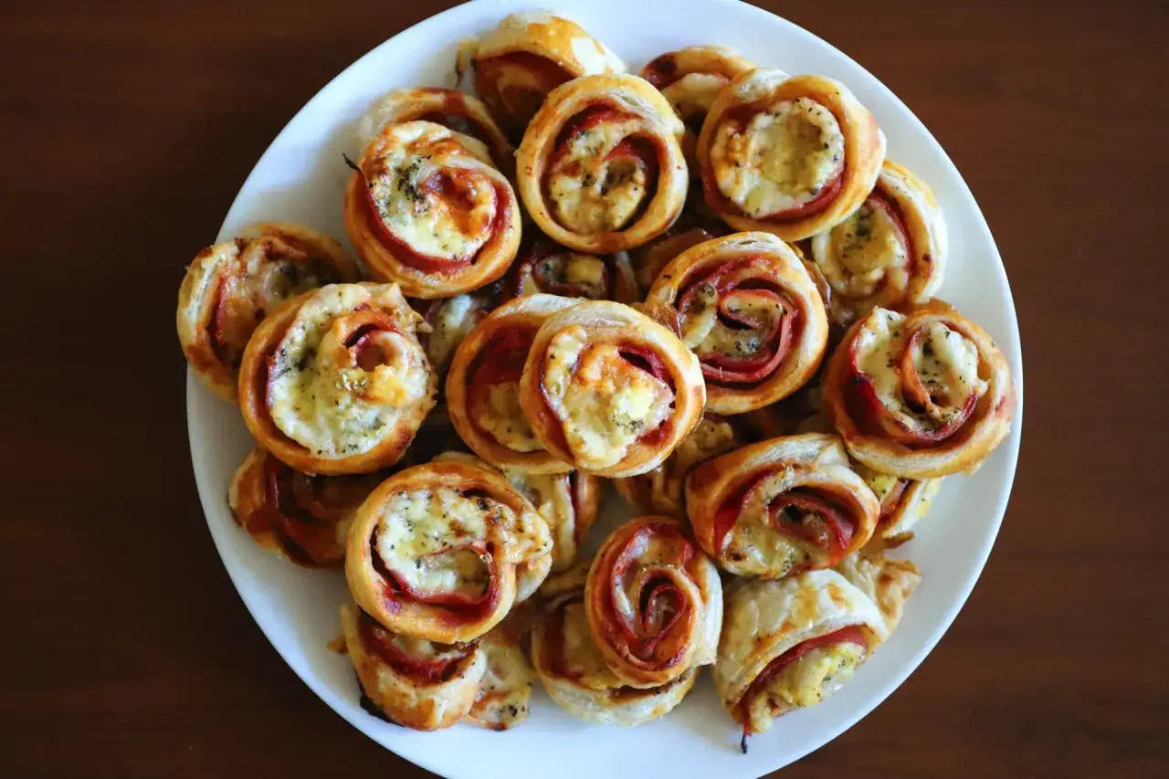Chrupiące roladki z ciasta francuskiego z serem i szynką, przygotowane w airfryer. Idealna przekąska!