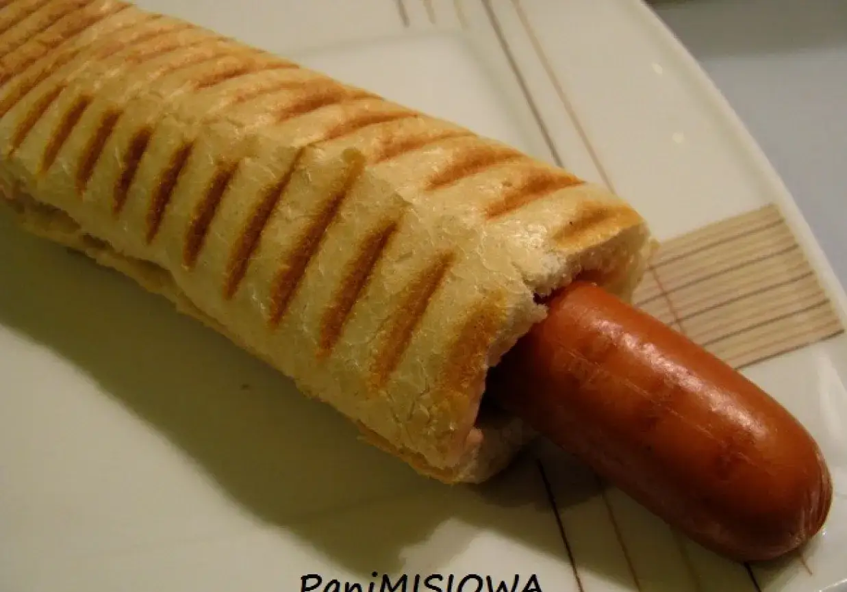Pyszny hot dog francuski z grilla, idealny na szybką przekąskę.
