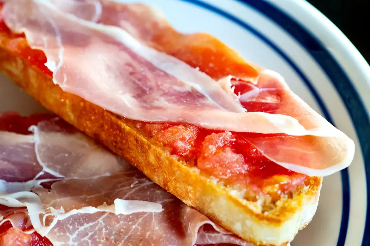 Pyszne kanapki z szynką parmeńską i pomidorami na chrupiącej bagietce. Idealne na szybką przekąskę.