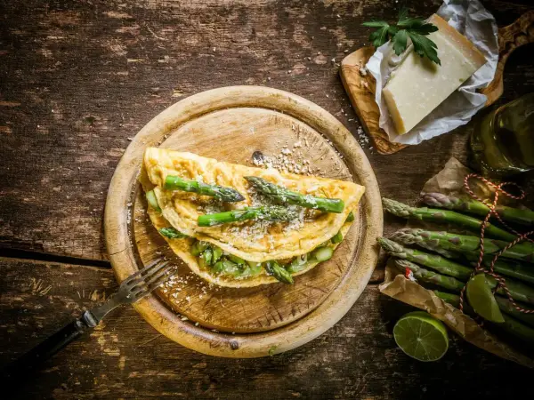 Omlet ze szparagami - Jak zrobić perfekcyjny? Przepis i triki