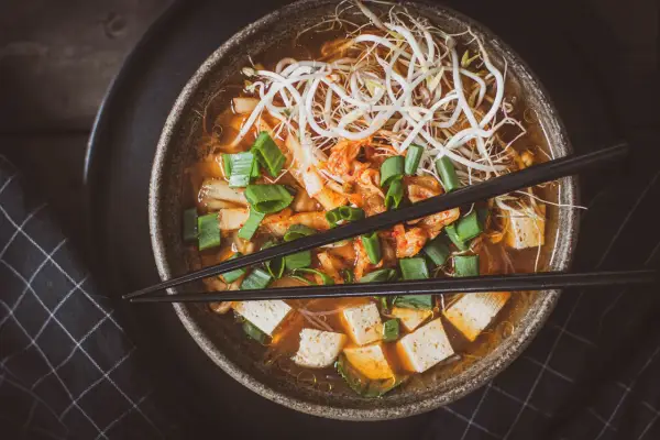 Jak przygotować zupę kim chi, która zachwyci smakiem i aromatem