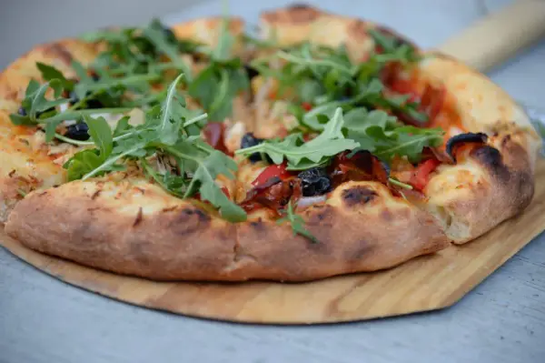 Ciasto do pizzy w 30 min - chrupiący spód bez czekania całą noc