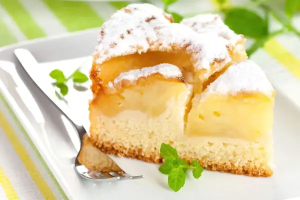 Szybkie ciasto na oleju - przepis na wilgotny deser bez zakalca