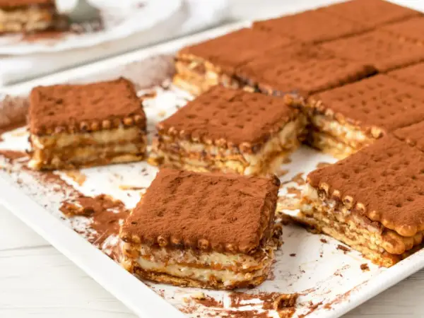 Tanie ciasto bez pieczenia z herbatnikami - Zrób idealne!