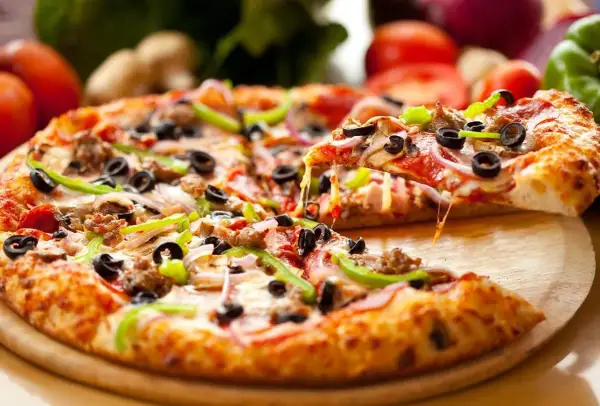Pizza mrożona na obiad - Jak wybrać i upiec, by smakowała?