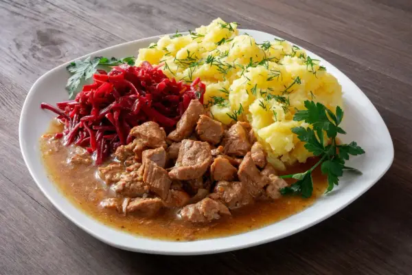 Gulasz z łopatki wieprzowej - Miękkie mięso, gęsty sos bez mąki
