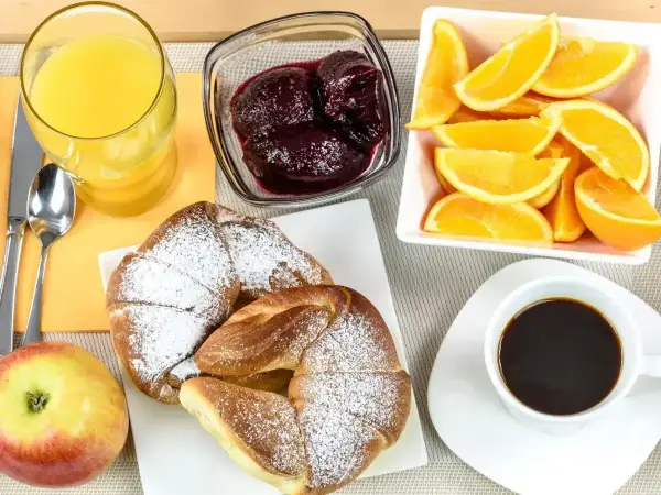 Śniadanie kontynentalne - Lekki poranek w hotelu i w domu
