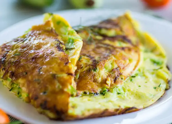 Omlet z cukinią - puszysty i niewodnisty w 15 min!