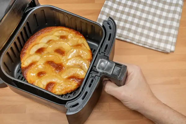 Jak upiec ciasto w airfryer - idealne, szybkie i bez zakalca