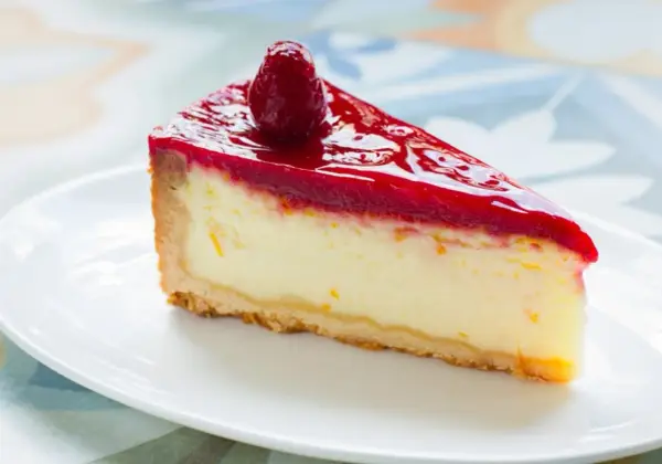 Najłatwiejszy sernik na zimno z twarogu i owoców