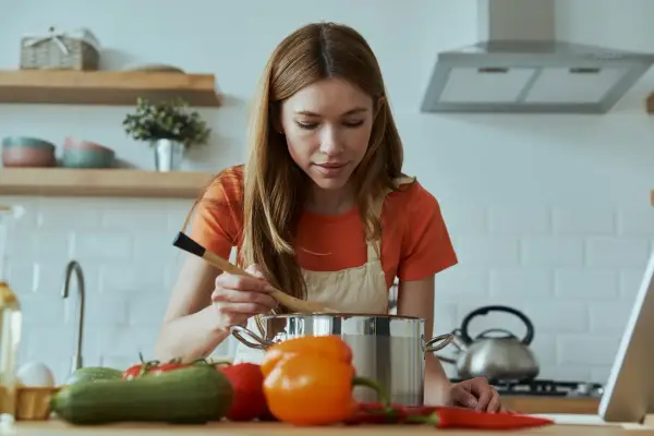 Jak uratować przypaloną zupę? Skuteczne sposoby na ratunek w kuchni